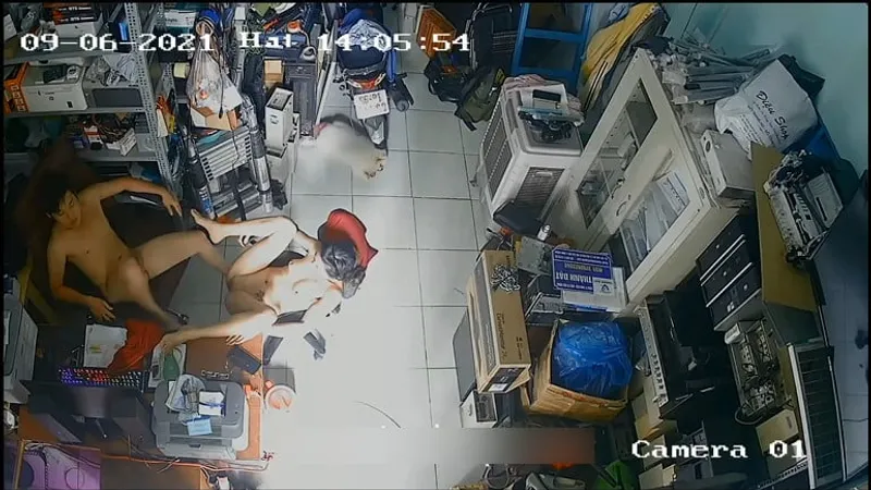 Bà xã chồng nắc nhau trong của chuối máy tính